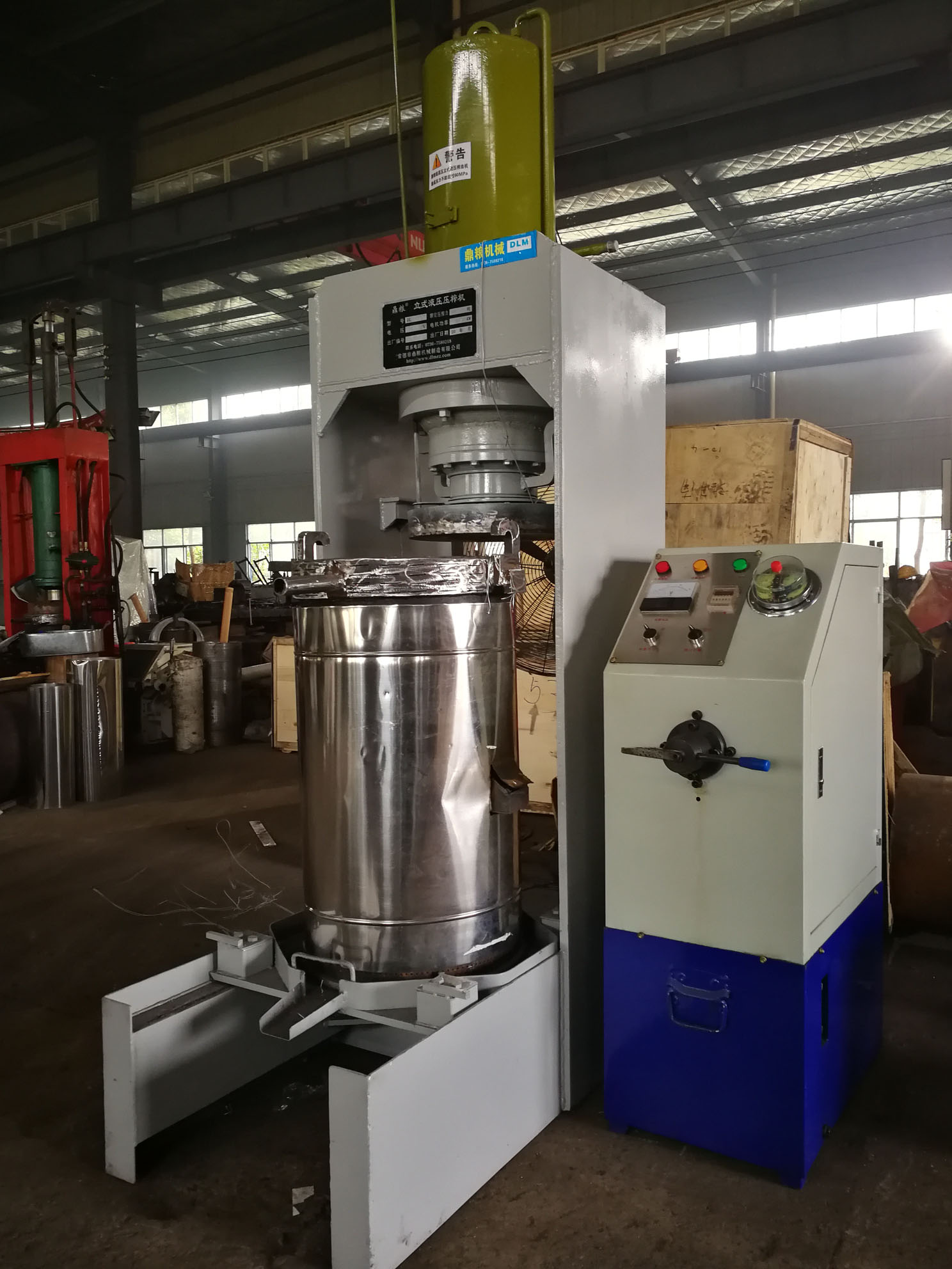 不銹鋼超高壓立式液壓壓榨機(jī)，果汁壓榨機(jī)，果渣壓榨機(jī)，藥材壓榨，油渣處理，白土壓榨